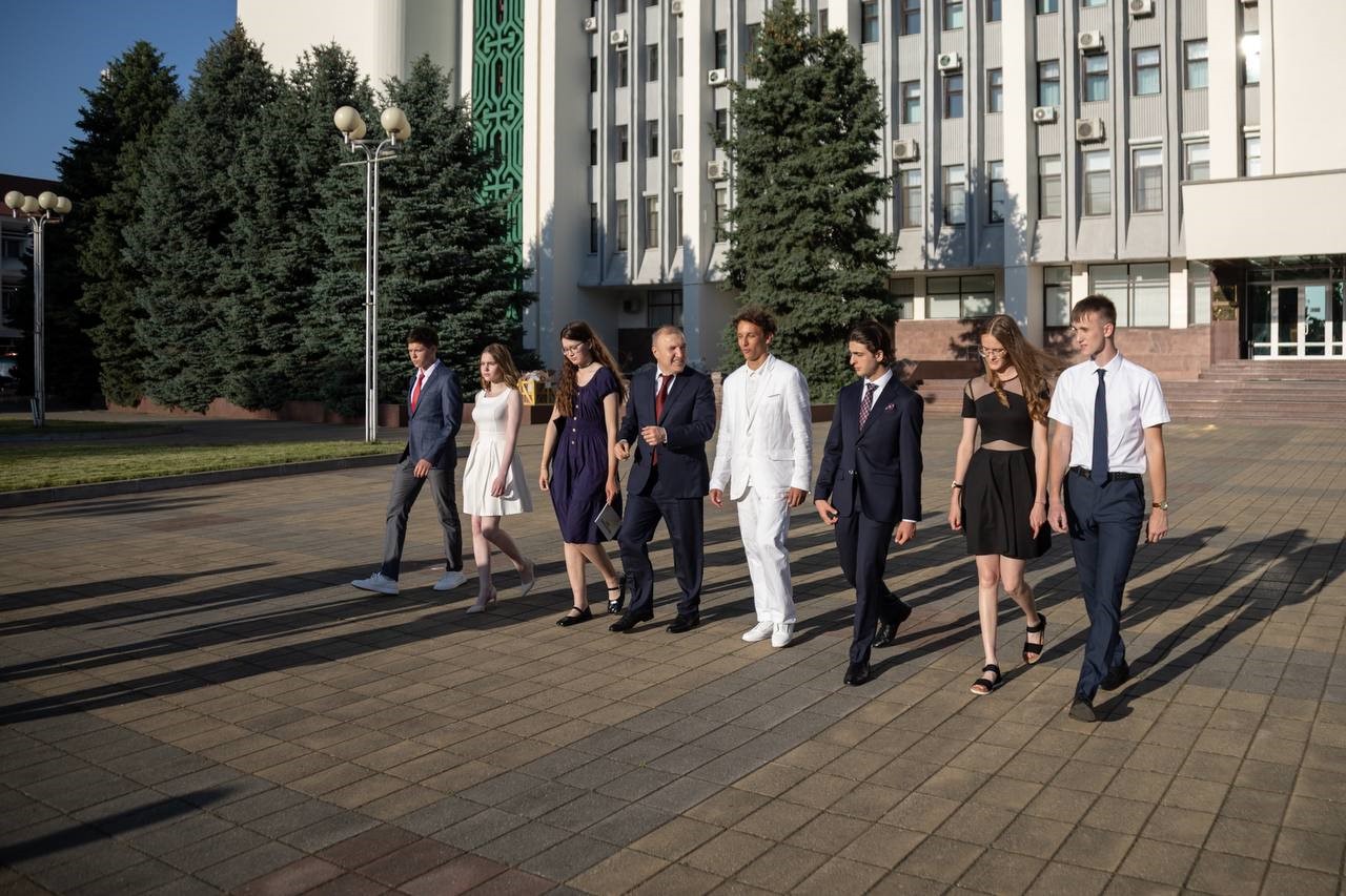 Глава Республики Адыгея встретился со 100-балльниками  ЕГЭ-2025